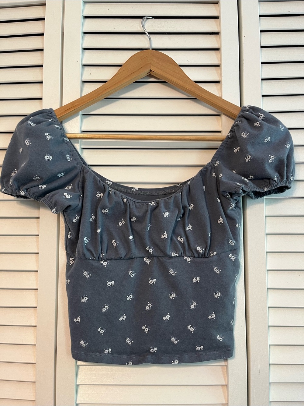 Hollister Slate Blue Floral Puff Sleeve Crop Top